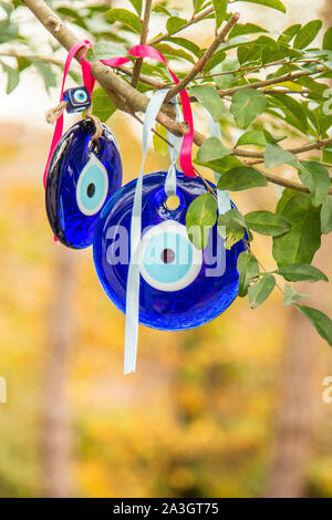 Les branches de l'arbre ancien décoré de l'oeil - amulettes en forme de Nazars, faite de verre bleu et censées protéger contre le mauvais œil à Göreme Banque D'Images