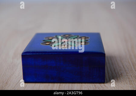 Fermé de meubles anciens en bois boîte à bijoux bleu sur la table. Banque D'Images