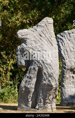 France, Nord, Villeneuve d'Ascq, LAM (Lille Métropole Musée d'Art Moderne, Art contemporain et Art Brut), jardin du musée, la sculpture d'Eugène Dodeigne qui représente un groupe de 3 caractères Banque D'Images