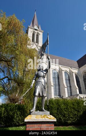 France, Nord, Bouvines, Statue de Jeanne d'Arc en face de l'église Saint Pierre de style gothique du 13ème siècle et construit entre 1880 et 1885 Banque D'Images