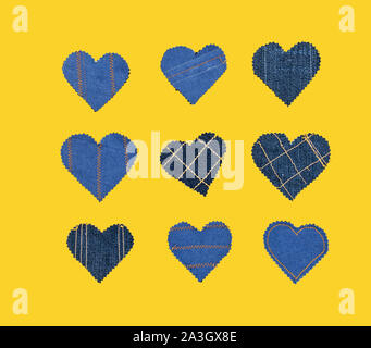 Jeans fait main cœur sur un fond jaune. Mise à plat, vue du dessus, un style minimaliste, l'espace de copie pour le texte. Symbole de l'amour, pour la Saint Valentin message d'ca Banque D'Images