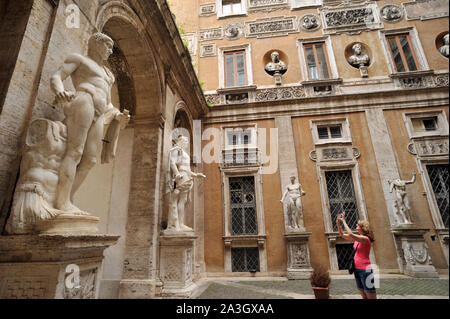 L'Italie, Rome, Palazzo Mattei di Giove (1598-1618 AD), cour intérieure, l'architecte Carlo Maderno Banque D'Images