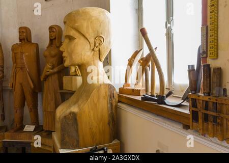 France, Loiret, Loire, Couasnon chappel, atelier d'un sculpteur de bois Banque D'Images