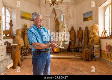 France, Loiret, Loire, Couasnon chappel, atelier d'un sculpteur de bois Banque D'Images