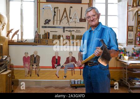 France, Loiret, Loire, Couasnon chappel, atelier d'un sculpteur de bois Banque D'Images