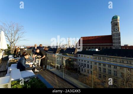 Germany, Bavaria, Munich, terrasse de l'hôtel Bayerischer Hof avec vue sur la ville et la cathédrale Notre-Dame (Frauenkirche) Banque D'Images