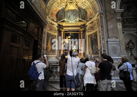 Italie, Rome, Basilica di Sant'Agostino, Cappella Cavalletti, Madonna dei Pellegrini ou Madonna di Loreto (Caravaggio), AD 1604-1606, touristes Banque D'Images