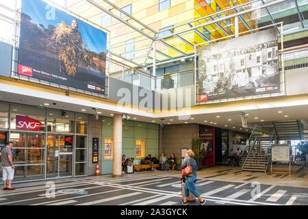 France, Pyrénées Orientales, Perpignan, SNCF Gare au cours de la 31ème Festival de photojournalisme Visa pour l'image Banque D'Images