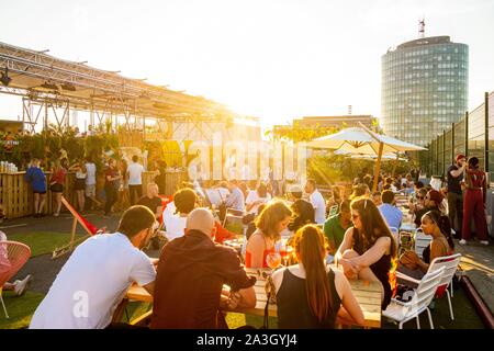 France, Paris, sur le toit de légumes de 3 500 M2, le jardin suspendu, bar et restaurant éphémère installé sur le toit d'un parking au cours de l'été Banque D'Images