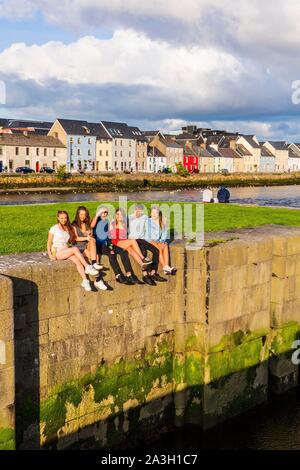 L'Irlande, dans le comté de Galway, Galway, port buidlings de la Claddagh Banque D'Images