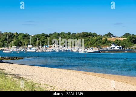 La France, Finistère, Clohars-Carnoet, Pouldu, à l'embouchure de la rivière ?ta, Guidel (Morbihan) à l'arrière-plan Banque D'Images