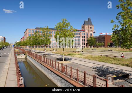 France, Nord, Lille, district de Bois Blancs, parc d'activités EuraTechnologies pôle d'excellence dédié au TIC de la métropole lilloise qui se produisent dans le blan Lafont qui est une ancienne filature construit en 1900, petit canal d'eau au bord du site Banque D'Images