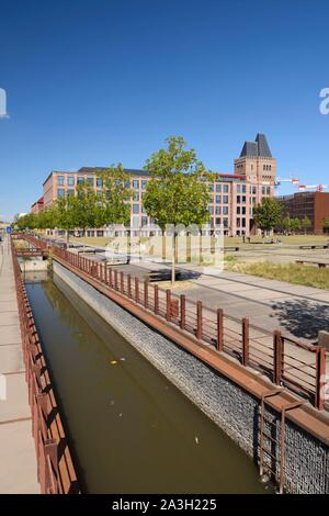 France, Nord, Lille, district de Bois Blancs, parc d'activités EuraTechnologies pôle d'excellence dédié au TIC de la métropole lilloise qui se produisent dans le blan Lafont qui est une ancienne filature construit en 1900, petit canal d'eau au bord du site Banque D'Images