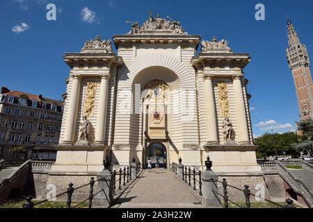 France, Nord, Lille, Porte de Paris avec en arrière-plan le beffroi de l'hôtel de ville classée au Patrimoine Mondial de l'UNESCO Banque D'Images