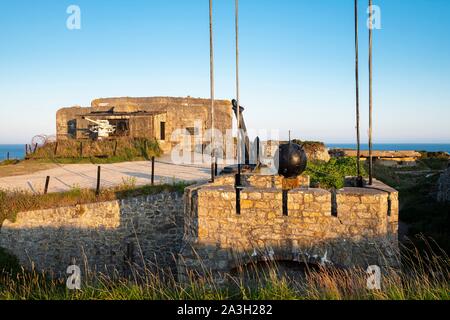 La France, Finistère, Parc naturel régional d'Armorique, la Presqu'île de Crozon, Camaret-sur-Mer, la pointe de Pen-Hir, la bataille de l'Atlantique Musée Mémorial sur le site du Fort de Kerbonn fait partie d'une ancienne casemate de la Seconde Guerre mondiale Banque D'Images