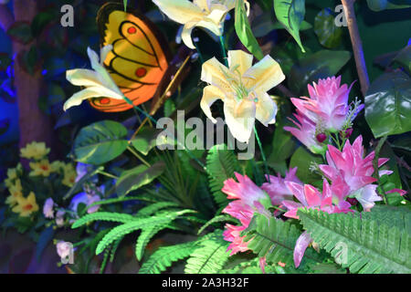 Fleur en plastique sur des fleurs artificielles ou de porte Banque D'Images