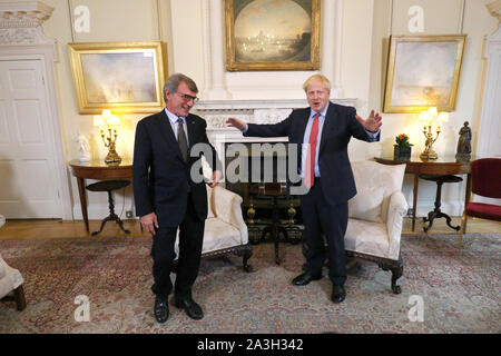 Premier ministre Boris Johnson (à droite) avec le président du Parlement européen, David Sassoli, à Downing Street, à la veille d'une réunion privée. Banque D'Images