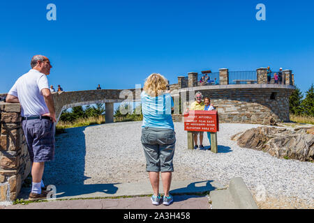 Les gens sur la plate-forme d'observation au sommet du mont Mitchell à Mount Mitchell State Park en Caroline du Nord aux États-Unis Banque D'Images