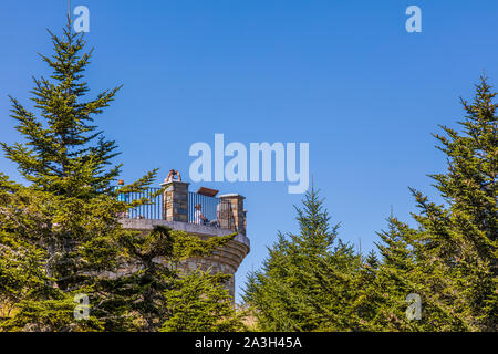 Les gens sur la plate-forme d'observation au sommet du mont Mitchell à Mount Mitchell State Park en Caroline du Nord aux États-Unis Banque D'Images