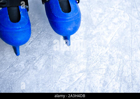 Les jambes d'un patineur en glace old vintage patins. Skratched la glace fond. Banque D'Images
