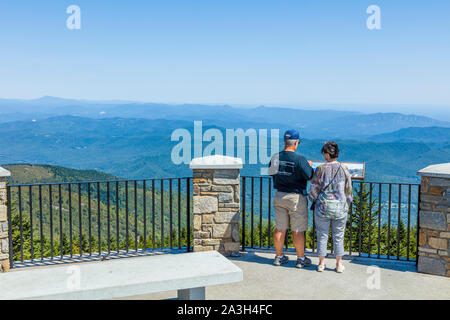 Les gens sur la plate-forme d'observation au sommet du mont Mitchell à Mount Mitchell State Park en Caroline du Nord aux États-Unis Banque D'Images