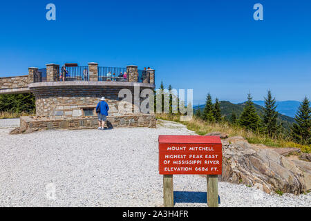 Les gens sur la plate-forme d'observation au sommet du mont Mitchell à Mount Mitchell State Park en Caroline du Nord aux États-Unis Banque D'Images
