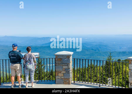 Les gens sur la plate-forme d'observation au sommet du mont Mitchell à Mount Mitchell State Park en Caroline du Nord aux États-Unis Banque D'Images