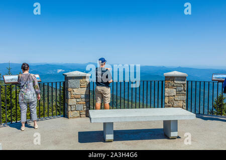 Les gens sur la plate-forme d'observation au sommet du mont Mitchell à Mount Mitchell State Park en Caroline du Nord aux États-Unis Banque D'Images