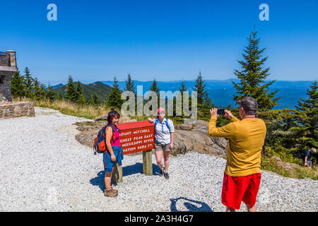 Les gens sur la plate-forme d'observation au sommet du mont Mitchell à Mount Mitchell State Park en Caroline du Nord aux États-Unis Banque D'Images