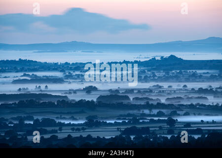 L'aube le jour le plus long dans la vallée de Blackmore, de Okeford Hill, Dorset, England, UK Banque D'Images