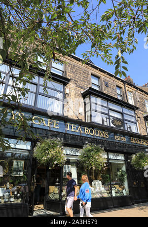 Betty's Cafe Tea Rooms sur la rainure de Ilkley, dans la pittoresque vallée de Wharfedale dans le West Yorkshire, UK Banque D'Images