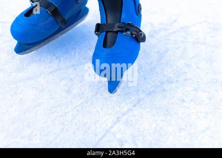 Les jambes d'un patineur en glace old vintage patins. Skratched la glace fond. Banque D'Images