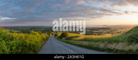 La route de Okeford Fitzpaine ; l'aube le jour le plus long dans la vallée de Blackmore, de Okeford Hill, Dorset, England, UK Banque D'Images