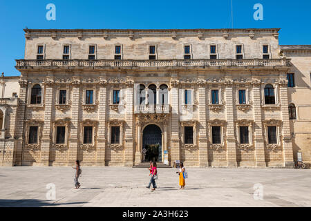 Façade baroque du Palais du séminaire (Palazzo del Seminario) sur la Piazza del Duomo de Lecce, Puglia (Pouilles), Italie du Sud Banque D'Images