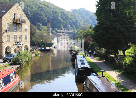 Le canal de Rochdale à Hebden Bridge, une jolie petite ville dans la partie supérieure de la vallée de Calder dans le West Yorkshire, UK Banque D'Images