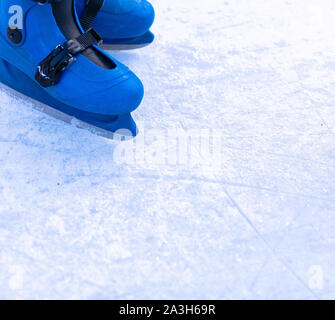 Les jambes d'un patineur en glace old vintage patins. Skratched la glace fond. Banque D'Images