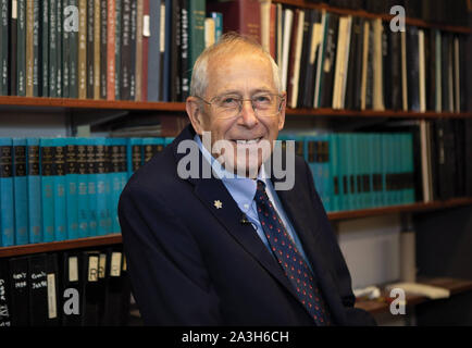 James Peebles, un Albert Einstein Professeur de sciences à l'Université de Princeton, a été reçu conjointement le Prix Nobel de physique 2019 pour ses "découvertes théoriques en cosmologie physique." Michel Mayor et Didier Queloz, de l'Université de Genève, ont été reconnus "pour la découverte d'une exoplanète orbitant autour d'une étoile de type solaire." Photo via l'Université de Princeton/UPI Banque D'Images