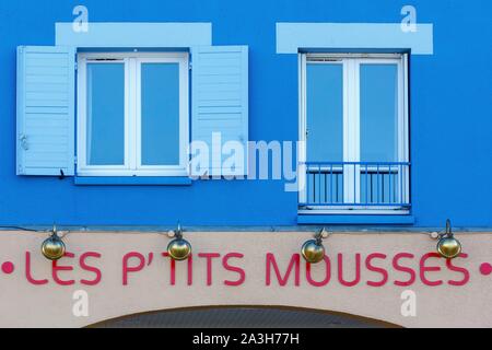 France, Cotes d'Armor, Paimpol, détail de la façade d'un restaurant par le port Banque D'Images