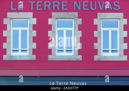 France, Cotes d'Armor, Paimpol, détail de la façade d'un restaurant par le port Banque D'Images