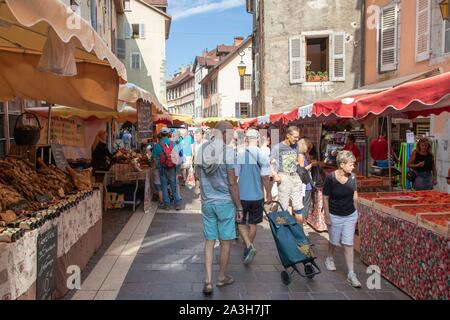 France, Haute Savoie, Annecy, marché de la rue Sainte-claire dans la vieille ville Banque D'Images