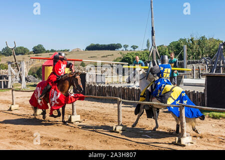 Cité médiévale des chevaliers en armure à cheval lors du tournoi de chevalerie au Château de Tiffauges, Vendée, France Banque D'Images