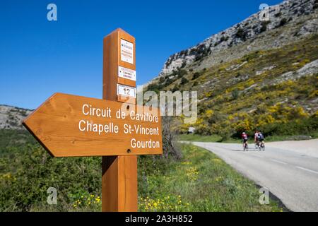 France, Alpes Maritimes, parc naturel régional des Prealpes d'Azur, Gourdon, route D12 à Caussols et de la balise 12 sur le Cavillore circuit piétonnier Banque D'Images