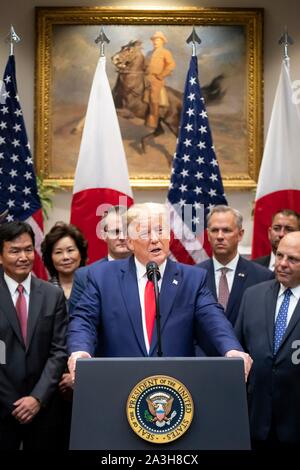 Washington, États-Unis d'Amérique. 07Th Oct, 2019. Washington, États-Unis d'Amérique. 07 octobre, 2019. Le Président américain Donald Trump, prononce une allocution à la cérémonie de signature de l'Accord de libre-échange États-Unis-Japon et les États-Unis-Japon Accord commercial numérique dans la Roosevelt Room de la Maison Blanche le 7 octobre 2019 à Washington, DC. Credit : Tia Dufour/White House Photo/Alamy Live News Banque D'Images