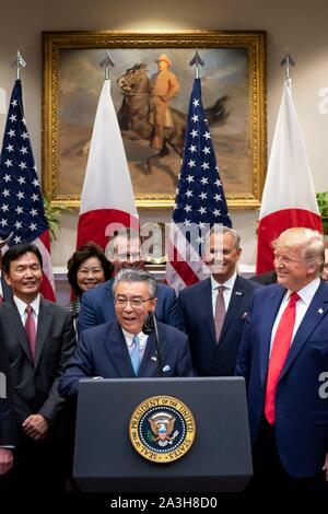Washington, États-Unis d'Amérique. 07Th Oct, 2019. Washington, États-Unis d'Amérique. 07 octobre, 2019. L'ambassadeur japonais aux États-Unis Shinsuke Sugiyama prononce une allocution en tant que Président américain Donald Trump, droit, regarde à la signature de l'Accord de libre-échange États-Unis-Japon et les États-Unis-Japon Accord commercial numérique dans la Roosevelt Room de la Maison Blanche le 7 octobre 2019 à Washington, DC. Credit : Tia Dufour/White House Photo/Alamy Live News Banque D'Images