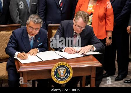 Washington, États-Unis d'Amérique. 07Th Oct, 2019. Washington, États-Unis d'Amérique. 07 octobre, 2019. Le représentant américain au Commerce, l'Ambassadeur Robert Lighthizer et Ambassadeur du Japon aux États-Unis Shinsuke Sugiyama, gauche, signer l'Accord de libre-échange États-Unis-Japon et les États-Unis-Japon Accord commercial numérique dans la Roosevelt Room de la Maison Blanche le 7 octobre 2019 à Washington, DC. Credit : Tia Dufour/White House Photo/Alamy Live News Banque D'Images