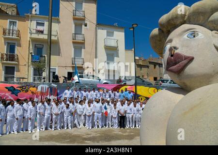 France, Herault, Sete, Quartier Haut, rassemblement de joueurs pendant les festivités de Saint Pierre avec la sculpture La Mama par l'artiste Hervé ? Di Rosa sur la droite Banque D'Images