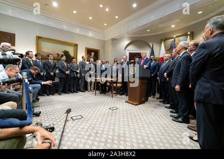 Washington, États-Unis d'Amérique. 07Th Oct, 2019. Washington, États-Unis d'Amérique. 07 octobre, 2019. Le Président américain Donald Trump, prononce une allocution à la cérémonie de signature de l'Accord de libre-échange États-Unis-Japon et les États-Unis-Japon Accord commercial numérique dans la Roosevelt Room de la Maison Blanche le 7 octobre 2019 à Washington, DC. Credit : Tia Dufour/White House Photo/Alamy Live News Banque D'Images