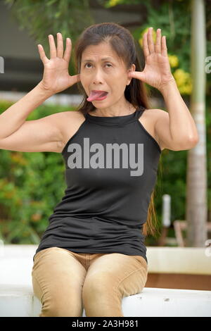 Femelle adulte Philippines Making funny faces Banque D'Images