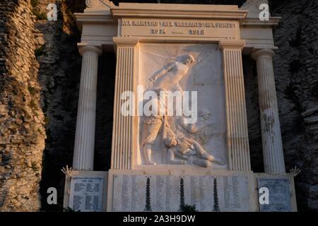 La France, Vaucluse, Vaison la Romaine, vers le pont romain, le monument commémoratif de guerre Banque D'Images