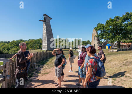 Guide avec les touristes visitant la cité médiévale Château de Tiffauges, également connu sous le nom de château de Barbe-bleue / le château de Barbe-Bleue, Vendée, France Banque D'Images